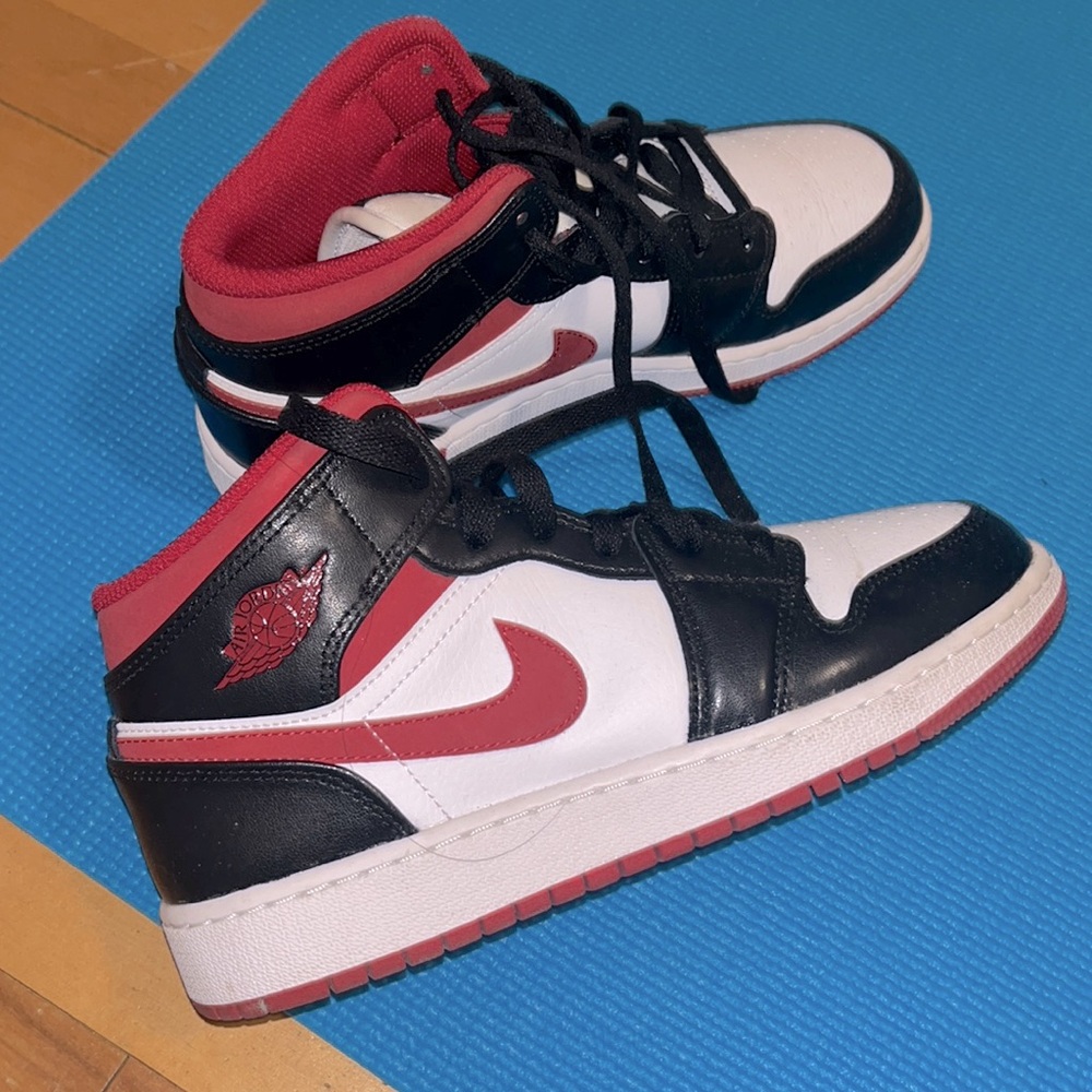 Jordan 1s 6 YOUTH (around a 7 women)